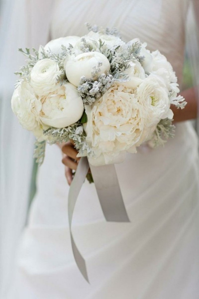 bouquet-mariée-fascinant-pivoines-blanches-séneçon-cinéraire