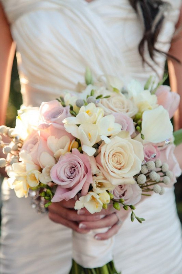 bouquet de mariée freesias-symbole-grâce-roses-amour