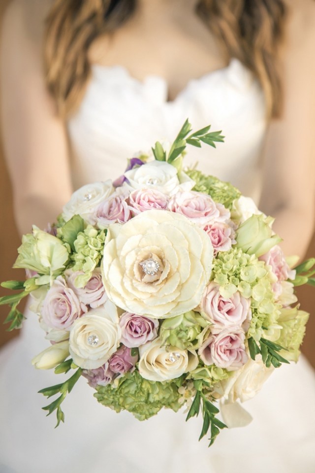 bouquet-mariée-hortensias-roses-renoncules-bijoux