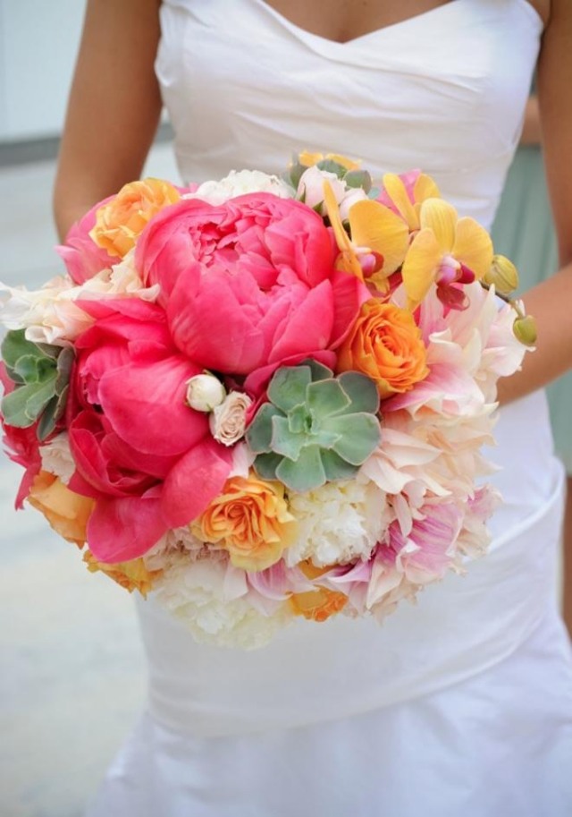 bouquet-mariée-magnifique-pivoines-roses-plantes-succulentes
