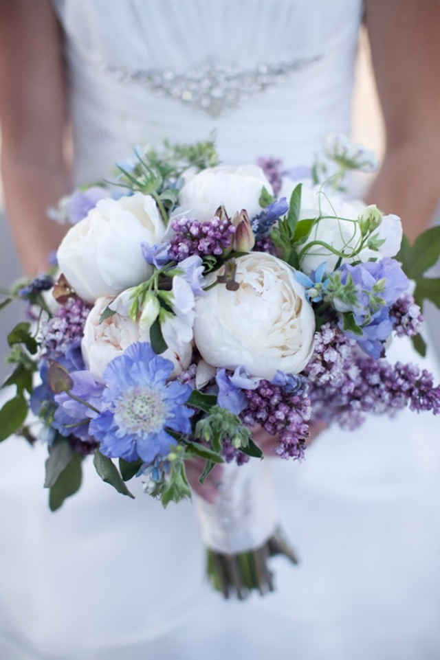 bouquet-mariée-original-pivoines-blanches-lilas