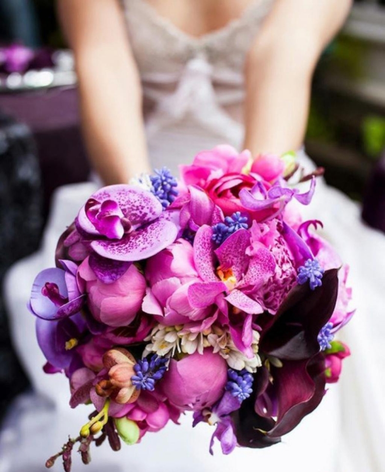 bouquet-mariée-pivoines-orchidées-violettes-muscaris-lilas