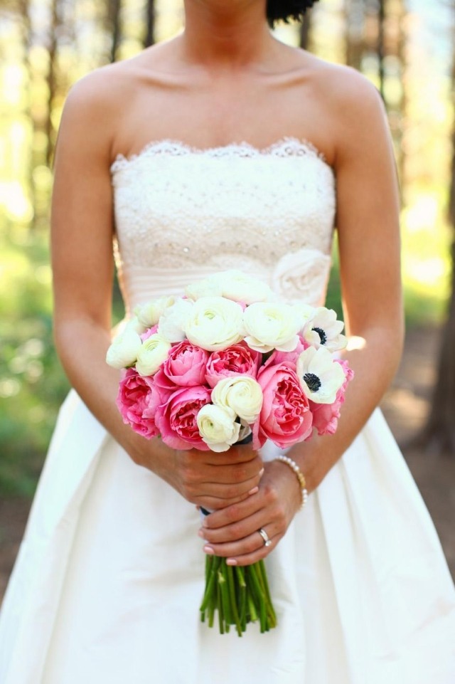 bouquet-mariée-renoncules-anémones-blanches-pivoines-roses