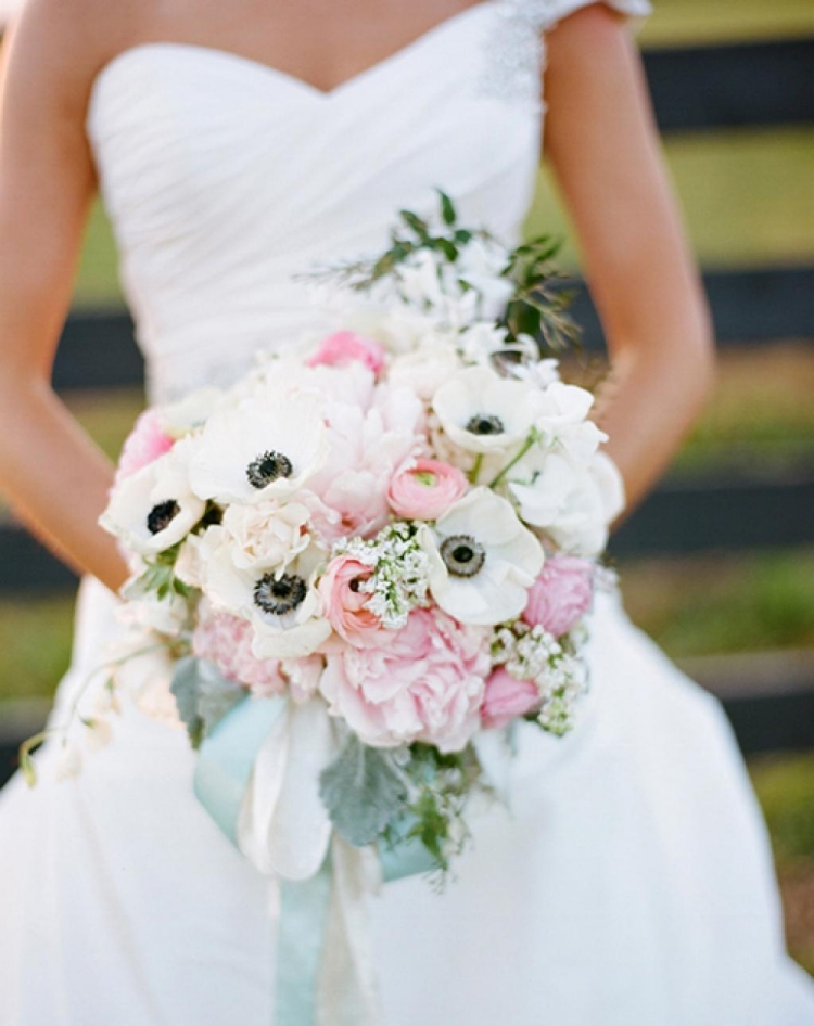 bouquet-mariée-romantique-anémones-Caen-blanches-renoncules