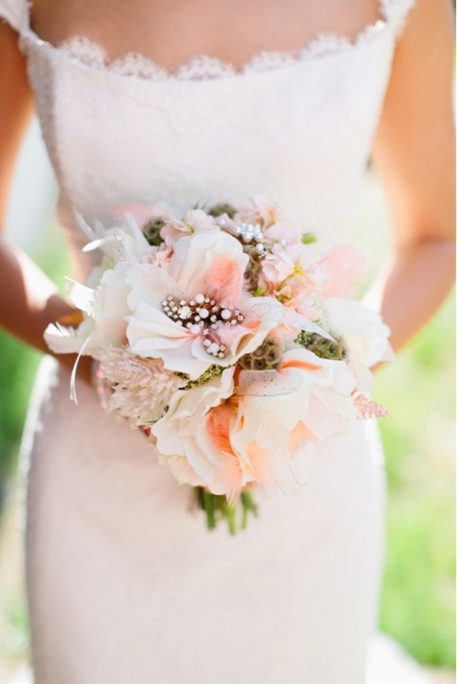 bouquet-mariée-romantique-couleurs-pastel-bijoux