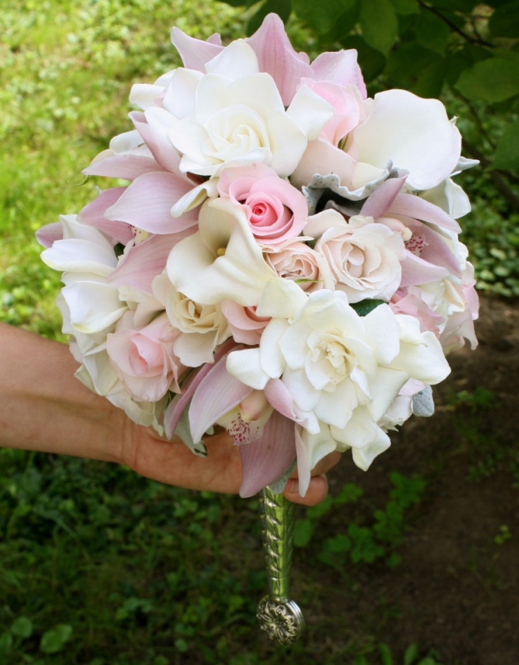 bouquet-mariée-rond-arums-blancs-roses-orchidées