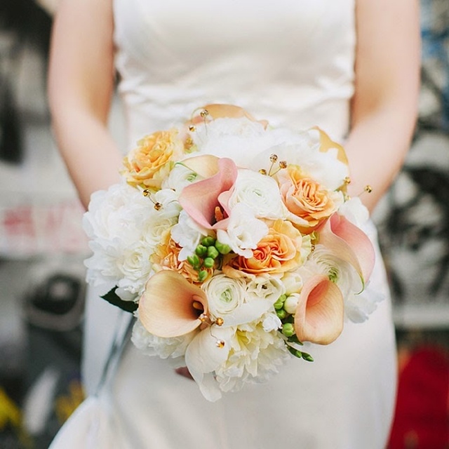 bouquet-mariée-rond-arums-roses-renoncules-blanches