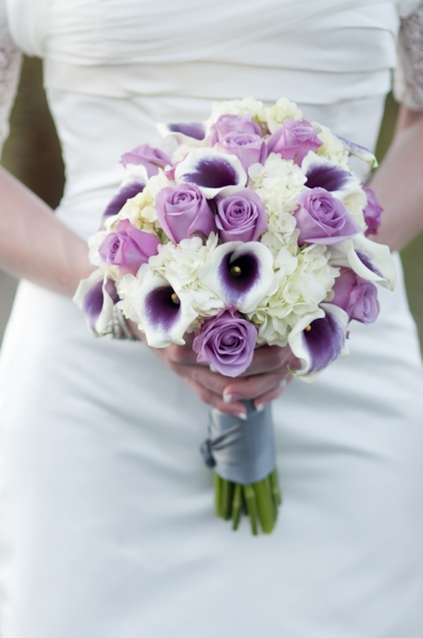 bouquet-mariée-rond-blanc-lavande-hortensias-roses-arums
