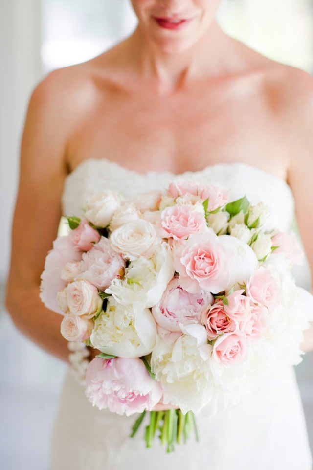 bouquet-mariée-rond-charmant-pivoines-roses-pastel