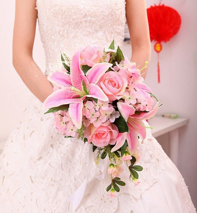 bouquet-mariée-rond-chute-rose-lys-roses-hortensias