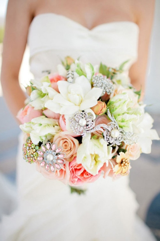 bouquet-mariée-rond-fleurs-fraîches-fleurs-bijoux