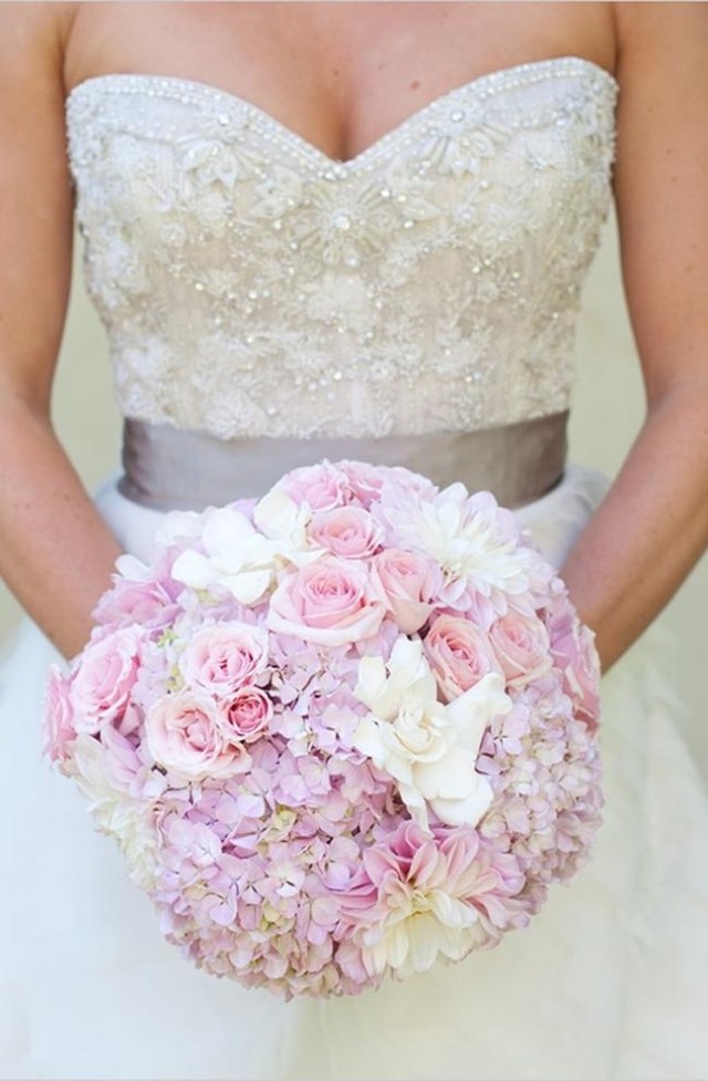 bouquet-mariée-rond-hortensias-roses-rose-pâle
