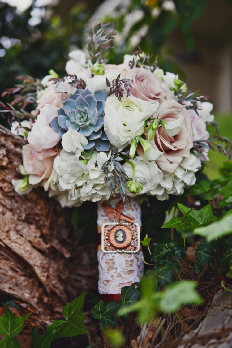 bouquet de mariée rond mariage vintage dentelle broche
