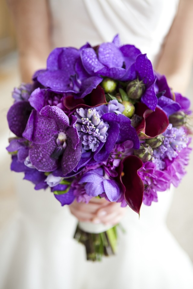 bouquet-mariée-rond-orchidées-Vanda-violettes