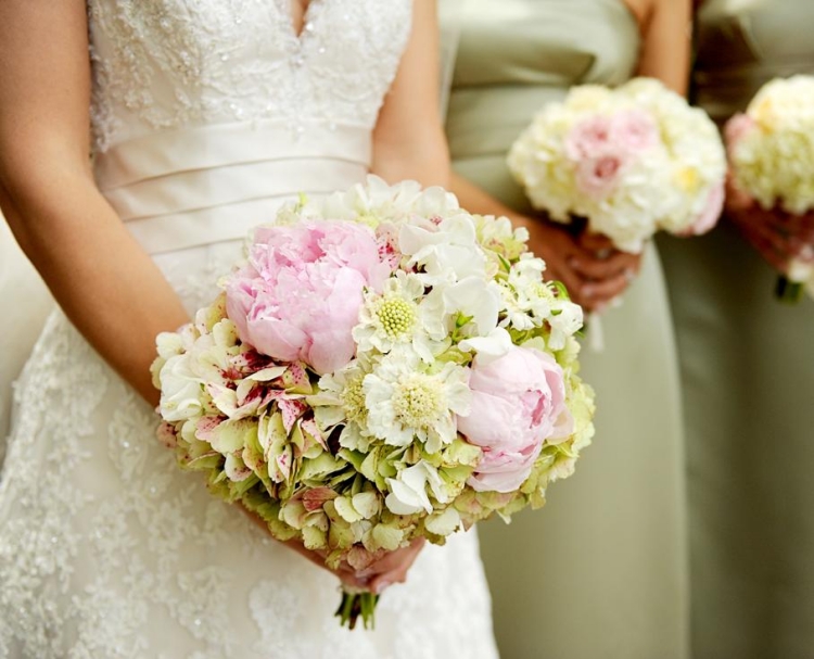 bouquet de mariée rond pivoine-rose-demoiselles-honneur-roses