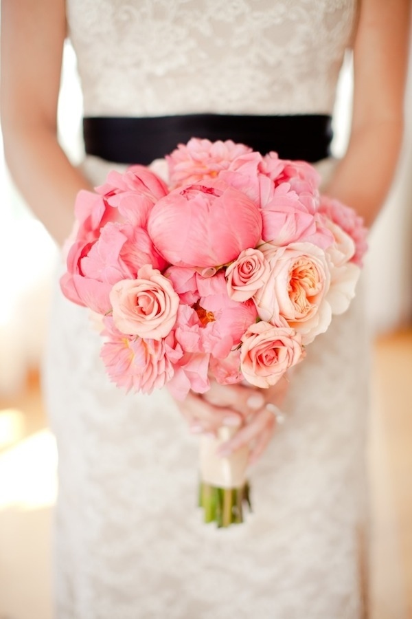 bouquet-mariée-rond-pivoines-roses-pêche-roses