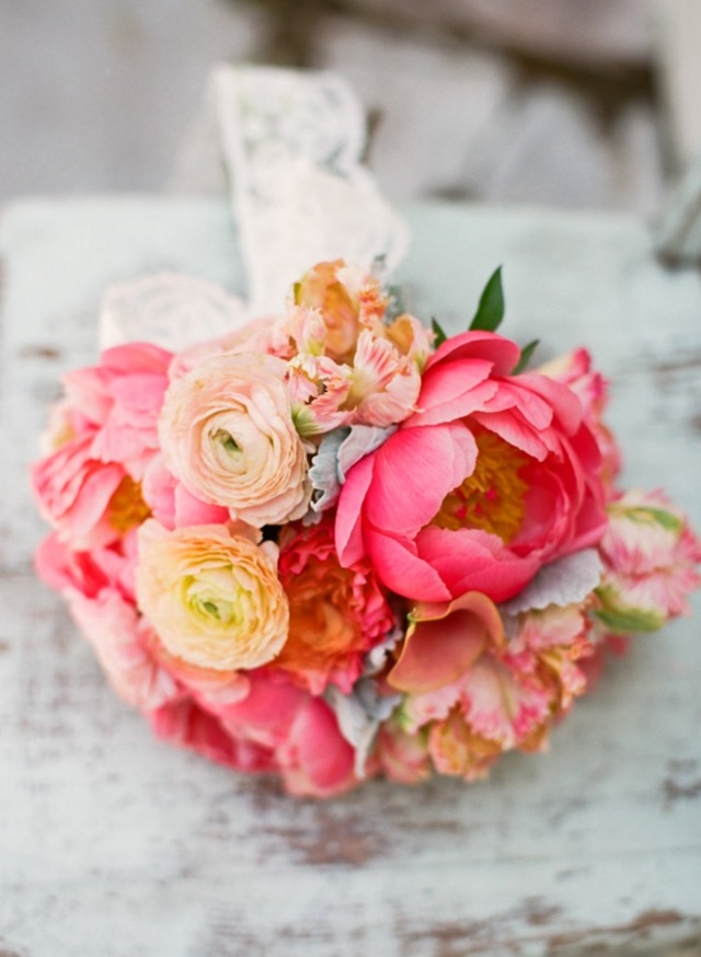 bouquet-mariée-rond-renoncules-pivoine-rose