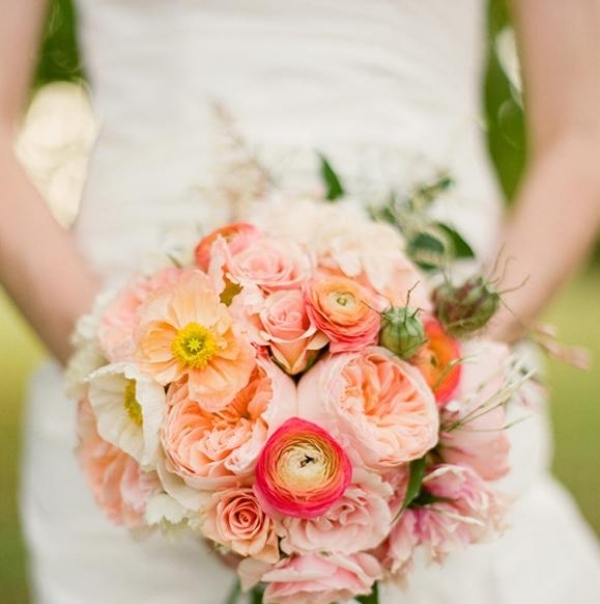 bouquet de mariée rond-renoncules-pivoines-pêche-rose