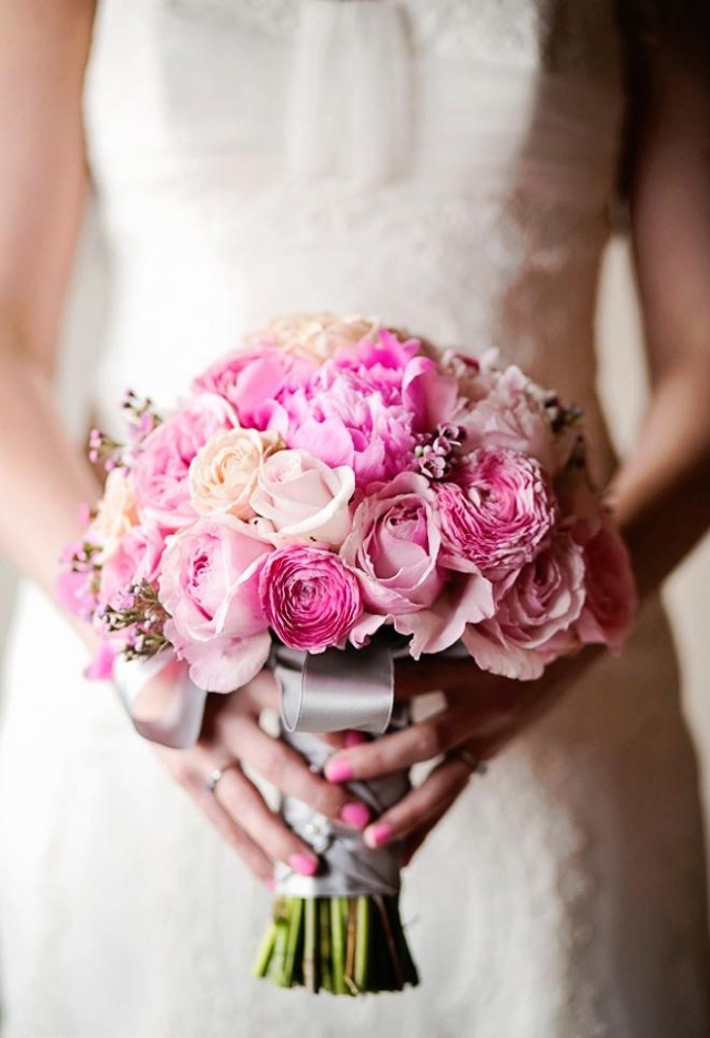 bouquet-mariée-rond-renoncules-pivoines-roses-ruban-satin