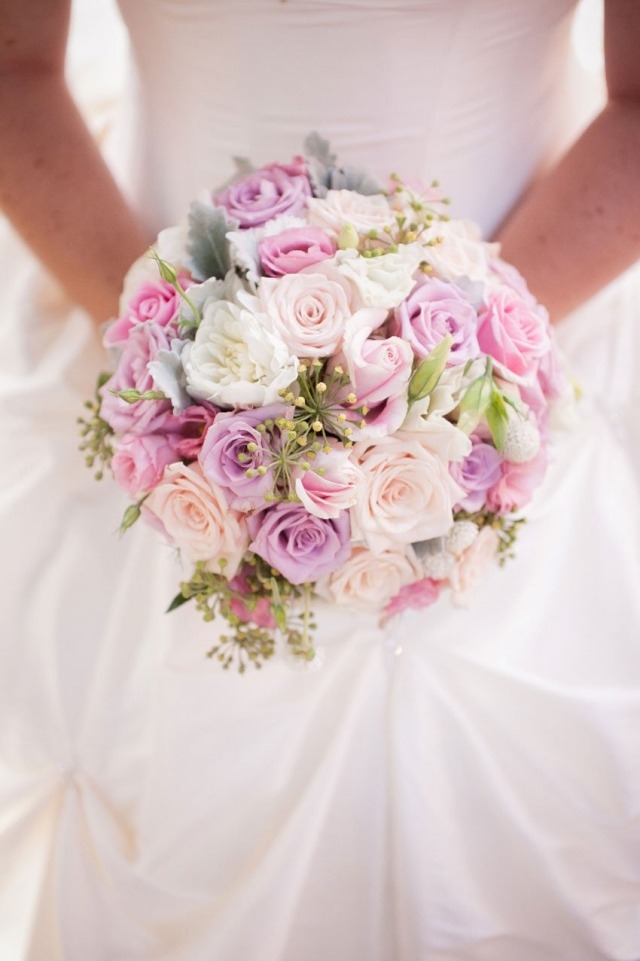 bouquet de mariée rond-romantique-roses-couleurs-pastel