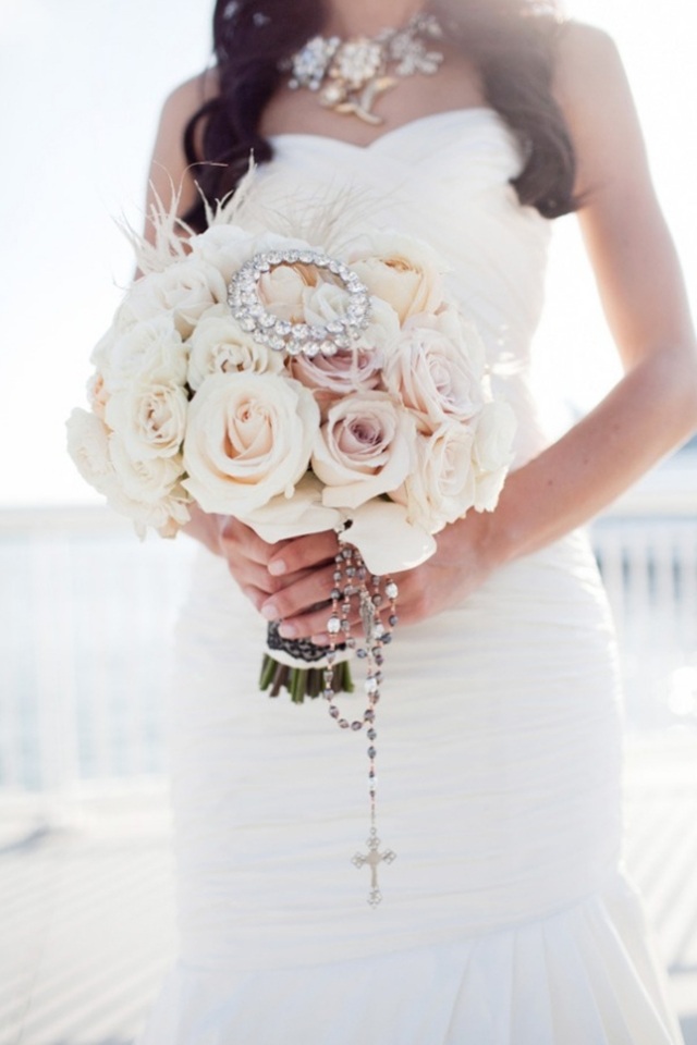 bouquet de mariée rond-roses-blanches-broche-chapelet