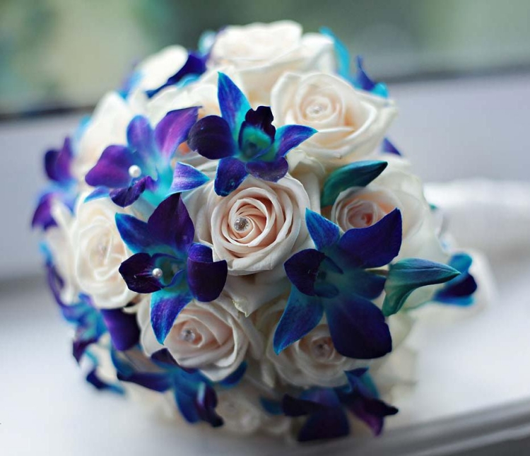 bouquet-mariée-rond-roses-blanches-orchidées-bleues-bijoux