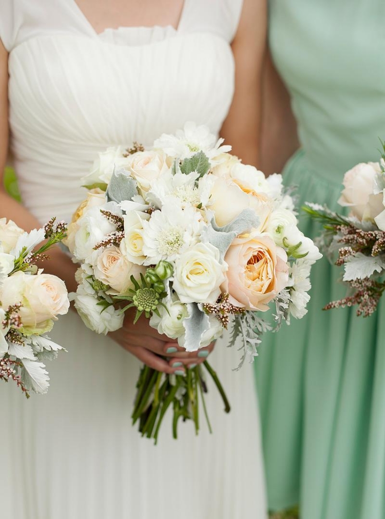 bouquet de mariée rond roses-blanches-pivoines-pêche