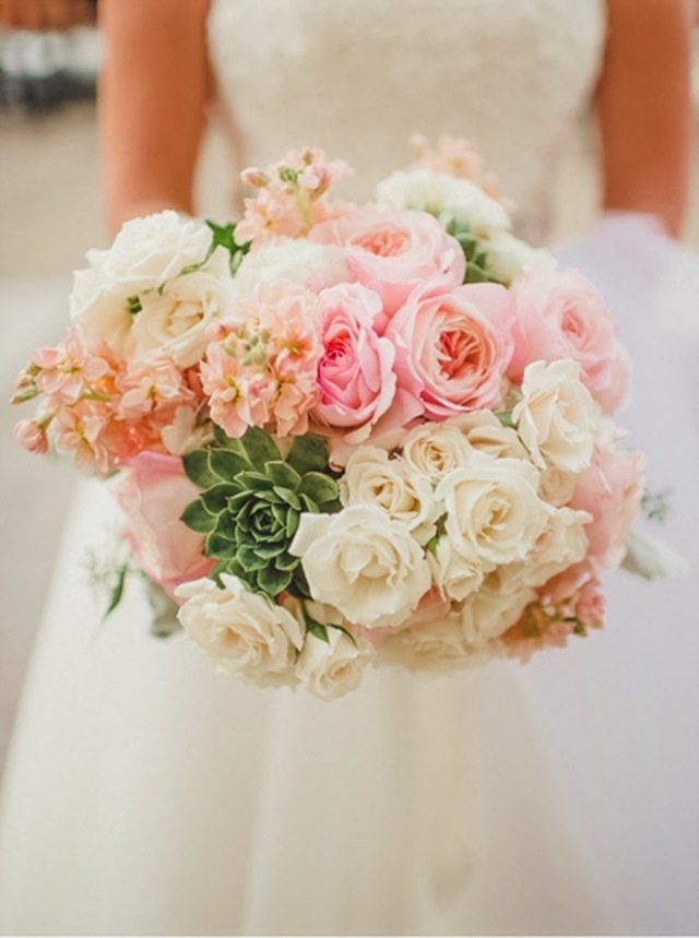 bouquet de mariée rond-roses-blanches-plantes-succulentes