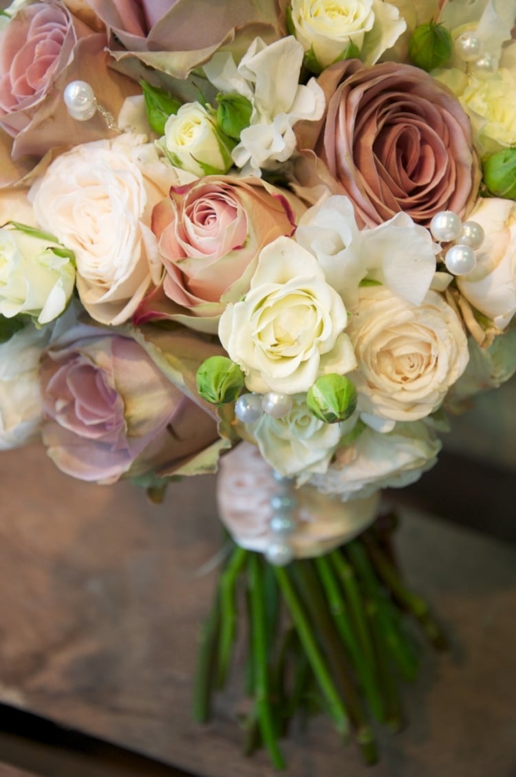 bouquet de mariée rond roses-couleurs-pastel-décorées-perles