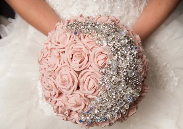 bouquet-mariée-rond-roses-pastel-décorées-bijoux