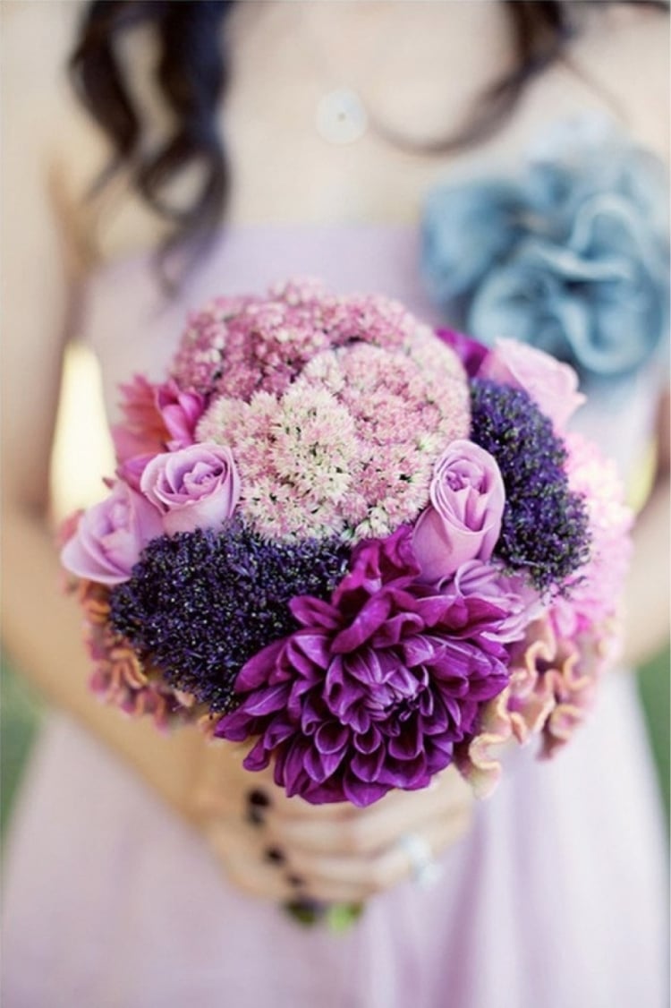 bouquet-mariée-rond-superbe-lilas-fleurs-sauvages-roses