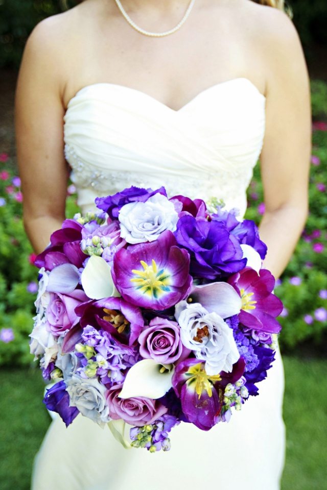 bouquet-mariée-rond-tulipes-roses-arums-lilas-violet