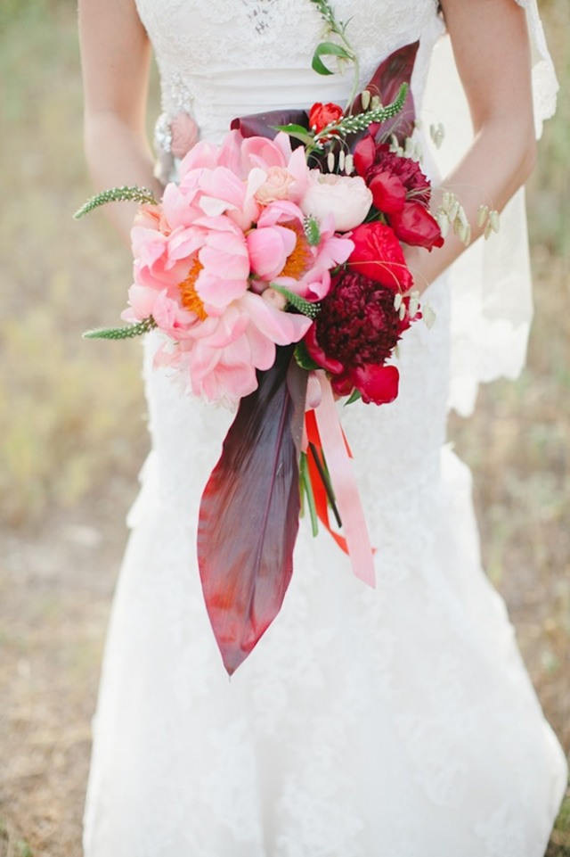 bouquet-mariée-rouge-rose-asymétrique-original
