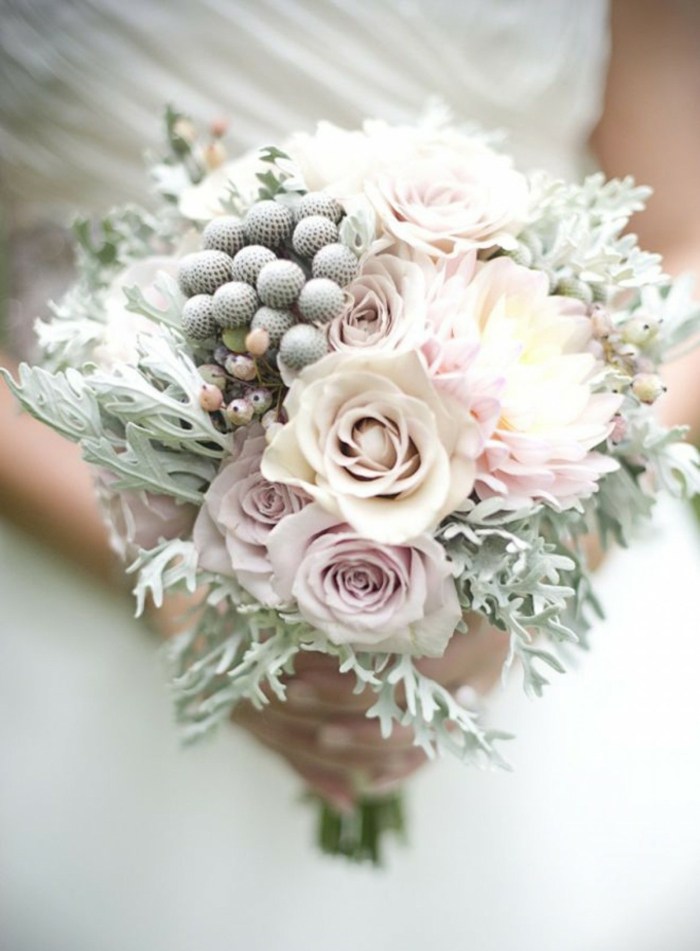 bouquet-mariée-tendre-romantique-roses-séneçon-cinéraire