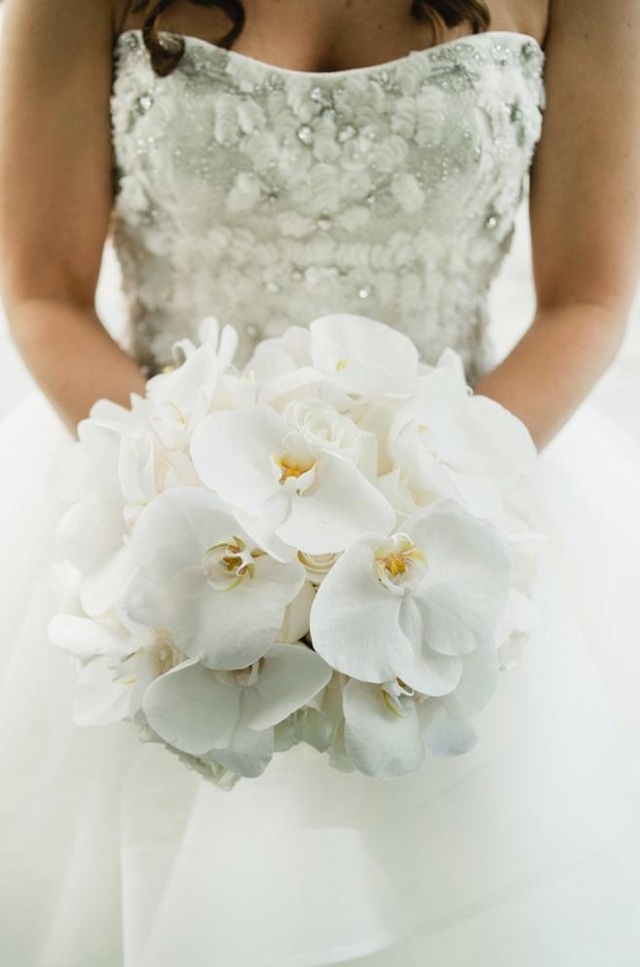 bouquet-mariée-élégant-rond-orchidées-blanches
