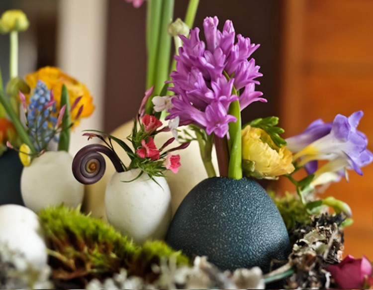 bricolage-decoration-printemps-coquilles-œufs-arangement-fleurs-vases