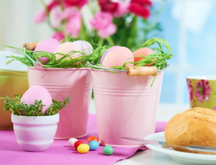 bricolage-decoration-printemps-coquilles-œufs-peintes-bacs-roses