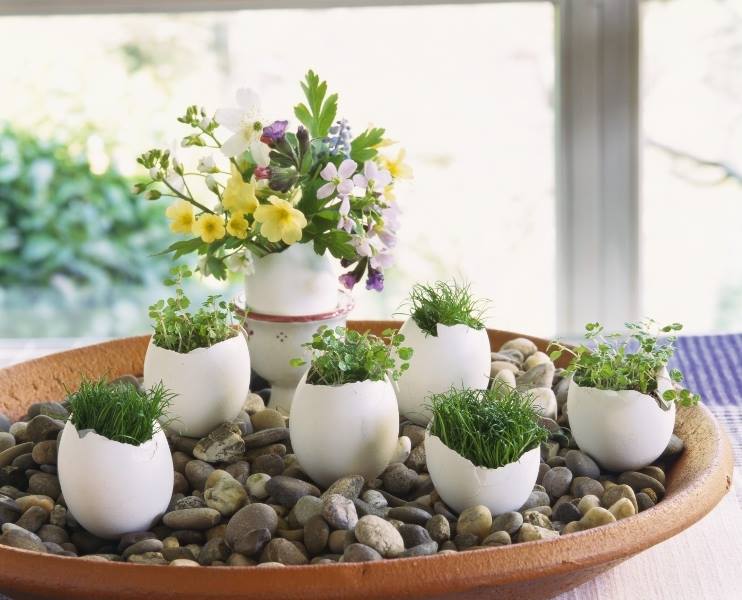 bricolage-decoration-printemps-coquilles-œufs-vases-bouquet-fleurs