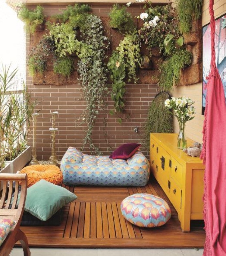 brise-vue-balcon-lit-jour-plantes-retombantes-sol-bois-composite