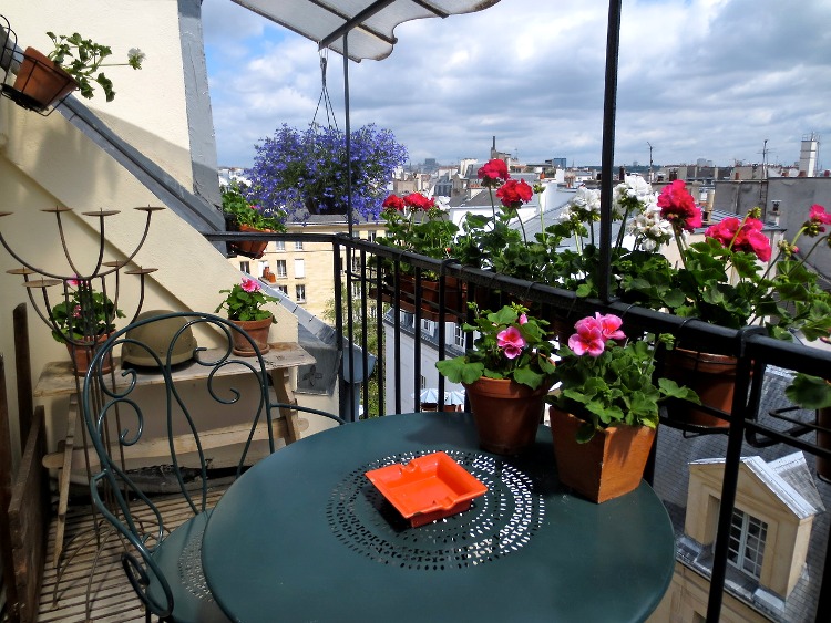 brise-vue-balcon-métallique-table-ronde-fleurs-roses