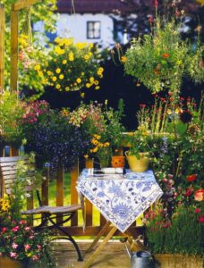 brise-vue-balcon-pots-suspendus-fleurs-deco-coin-repas
