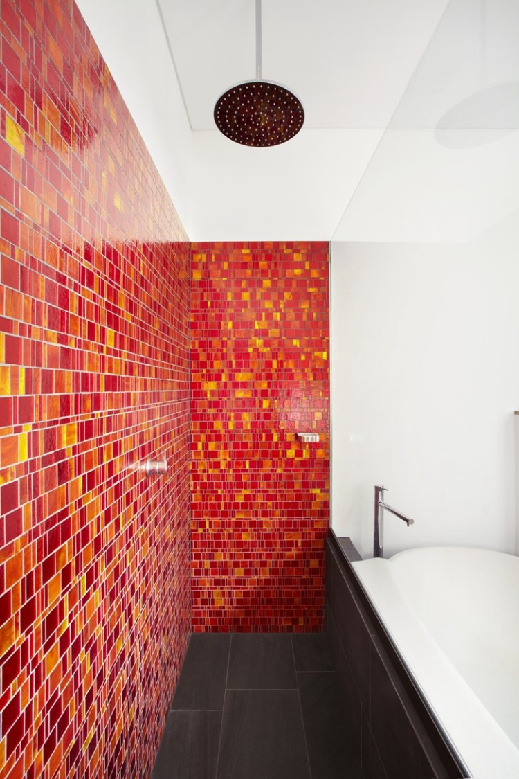 carrelage-salle-bain-moderne-mosaique-rouge-orange-jaune