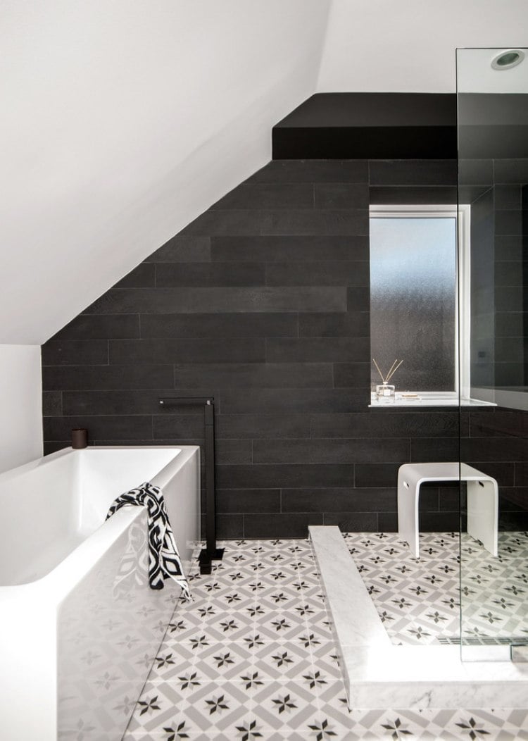 carrelage salle de bains 2015 murs-noir-sol-motifs-baignoire