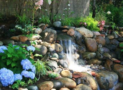 cascade-bassin-de-jardin-fleurs-grandes-pierres