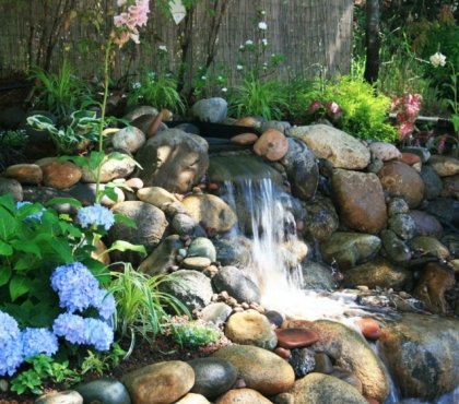 cascade-bassin-de-jardin-fleurs-grandes-pierres