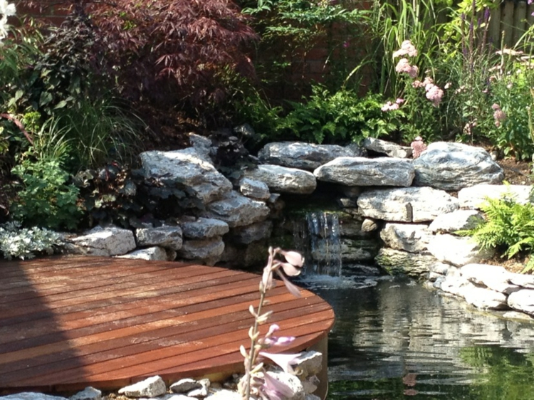 cascade bassin de jardin revetement-sol-bois-rochers