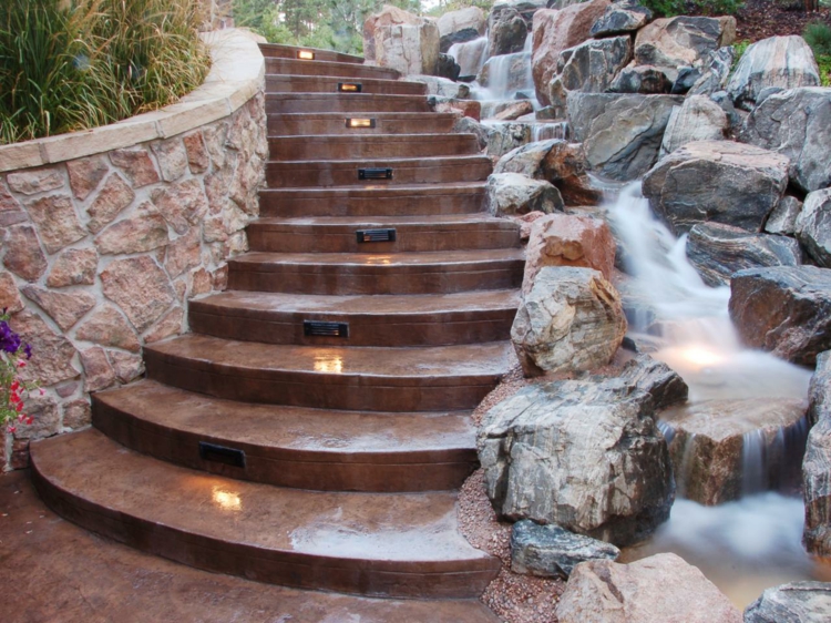 cascade-bassin-de-jardin-rocher-escalier-bel-eclairage