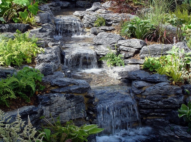 cascade bassin de jardin rochers-plantes