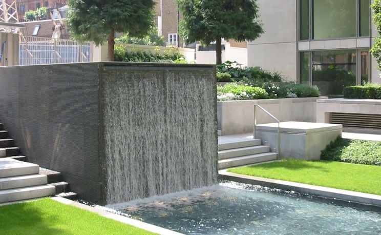 cascade-fontaine-jardin-rideau-eau-piscine-design-moderne