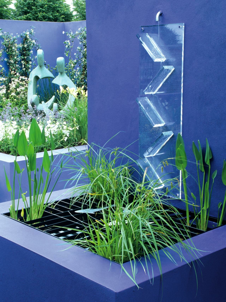 cascade-moderne-verre-béton-plantes-aquatiques